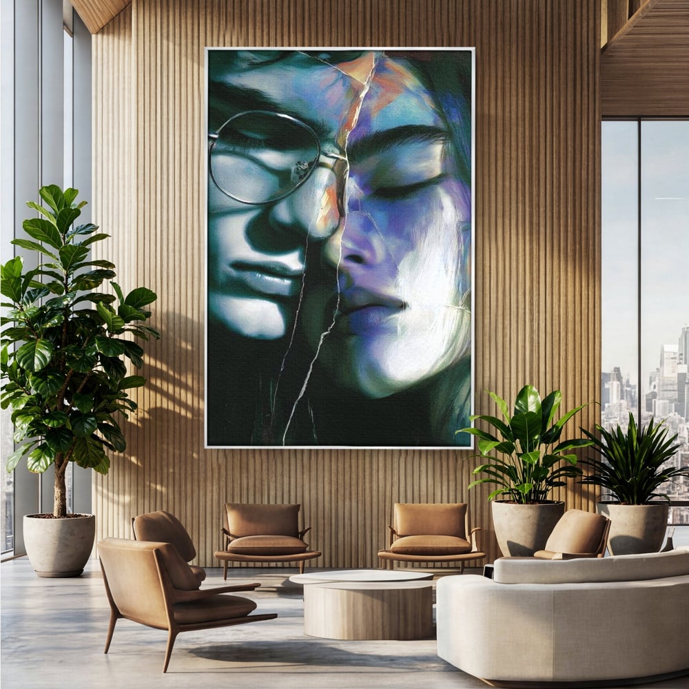 Tablou canvas cu tablou canvas cu chipuri despartite de cioburi, in rama de aluminiu argintiu, pe perete intr-un birou